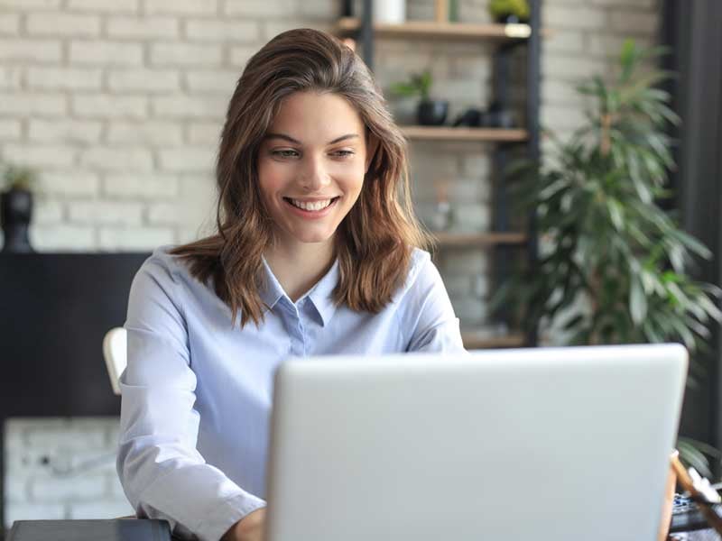 joven-ejecutiva-tomando-curso-de-ingles-en-linea-1