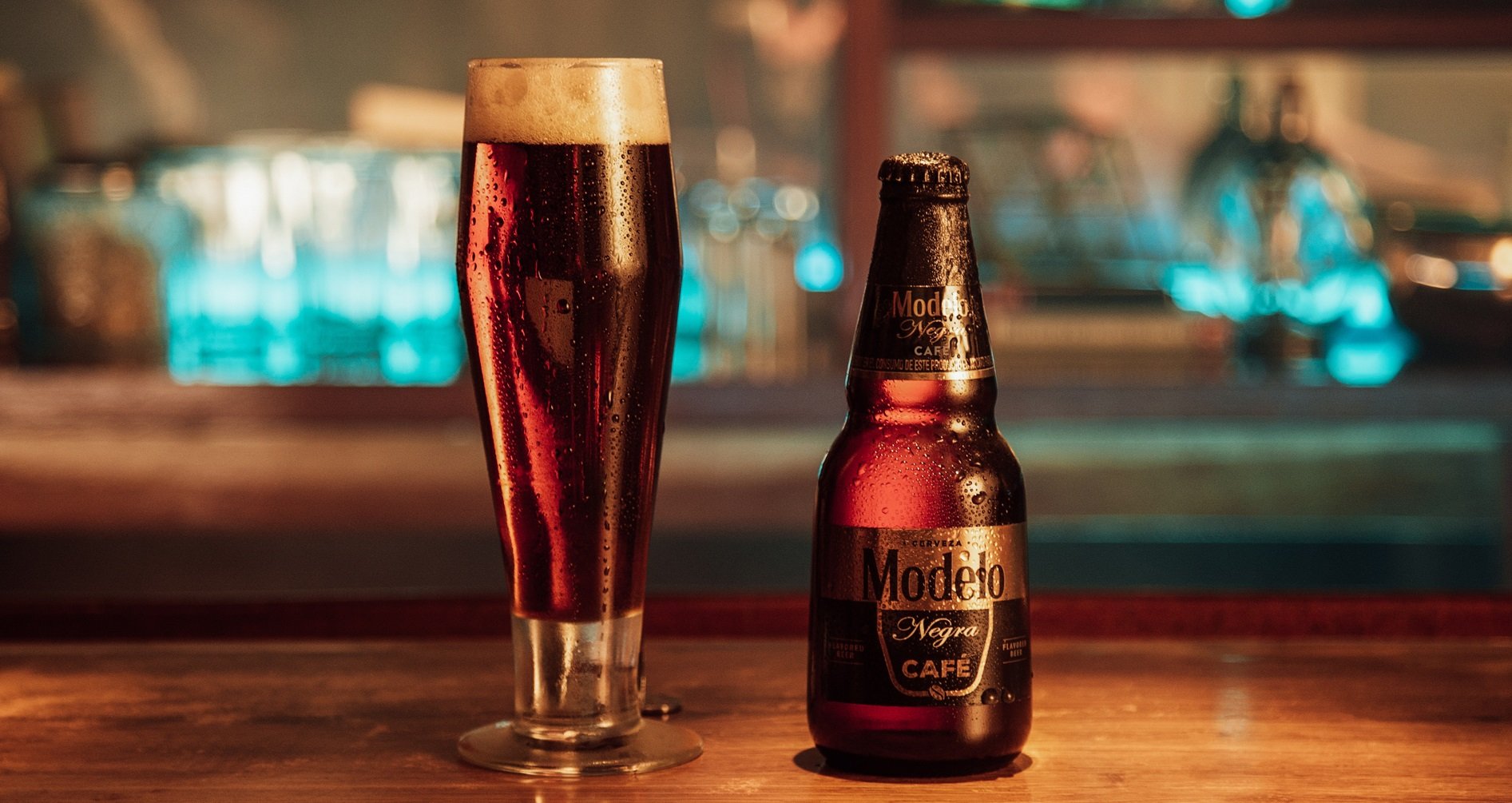 negra-modelo-con-cafe